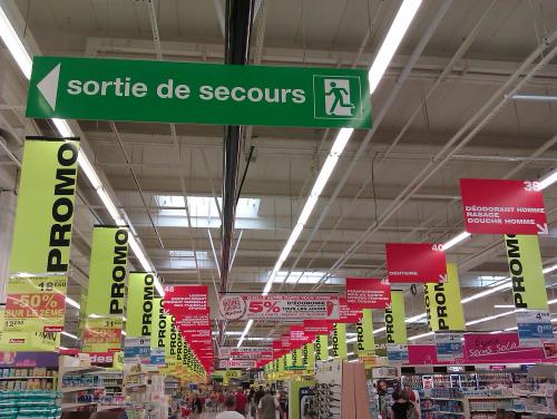 Argl, vite, trouver la sortie ! ! ! A se maquiller comme des, heu..., des voitures volées, les grandes enseignes nous écœurent outrageusement plus qu'elles ne nous attirent. Au final, notre présence s'est résumée à l'achat d'une trousse en 5min. chrono, le reste des achats ayant déjà été réalisés avant ces temps de soi-disant promo dans une surface commerciale bien moins hyper.